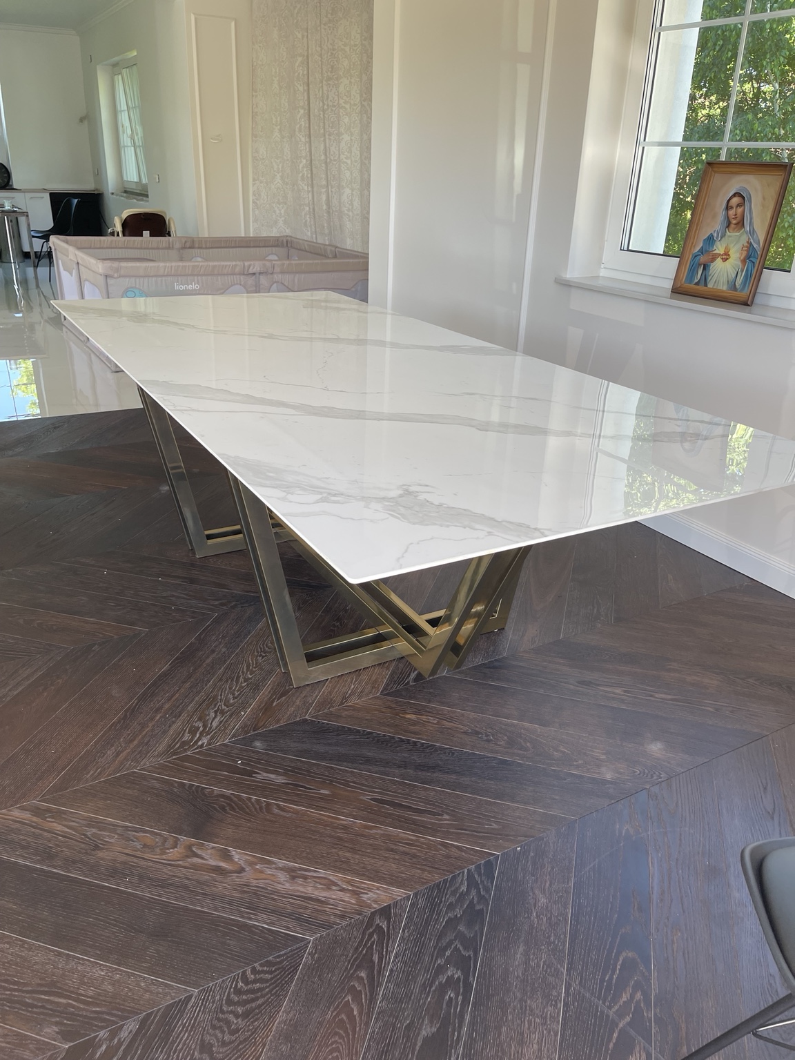 Biały stół ze spieku na geometrycznej złotej podstawie